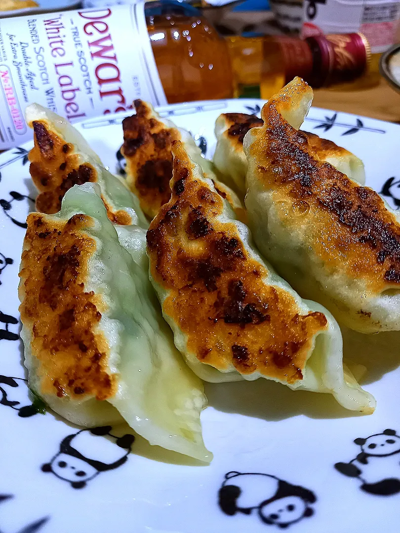 春キャベツとプリプリ海老🦐の餃子でハイボール|ナオミさん