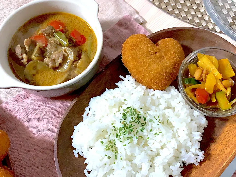 ココナッツミルクカレー🍛🥥ハートのコロッケ|yumyum😋さん