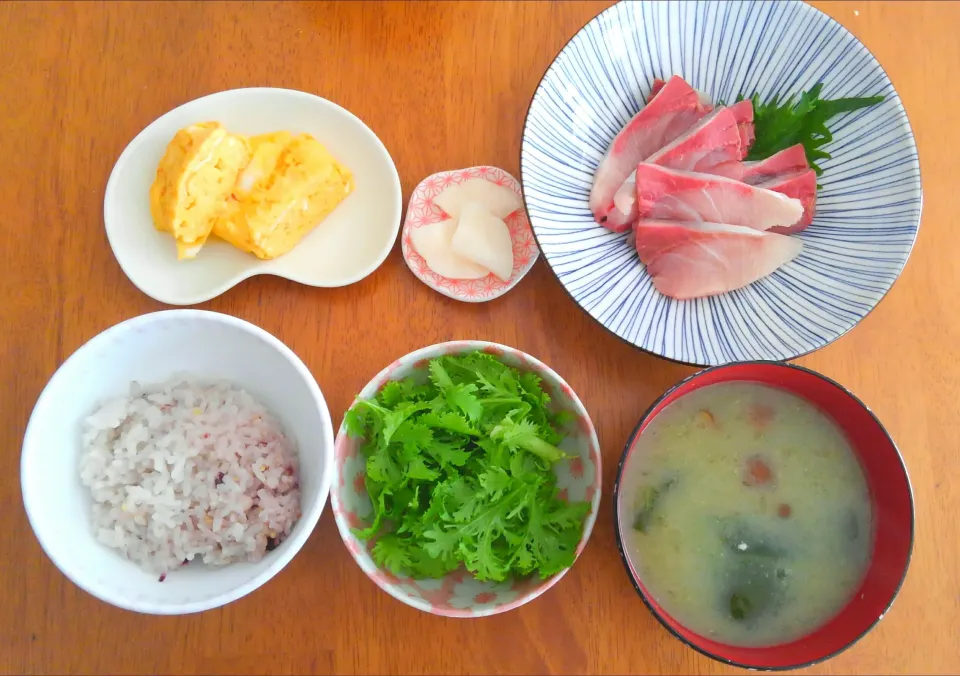 ２月９日　鰤のお刺身　だし巻き　わさび菜　なめことわかめのお味噌汁|いもこ。さん