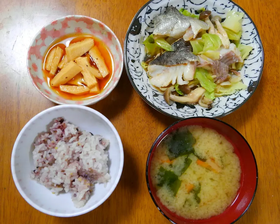 ２月１０日　鱈とキャベツのレンジ生姜蒸し　山芋の醤油漬け　にんじんとわかめのお味噌汁|いもこ。さん