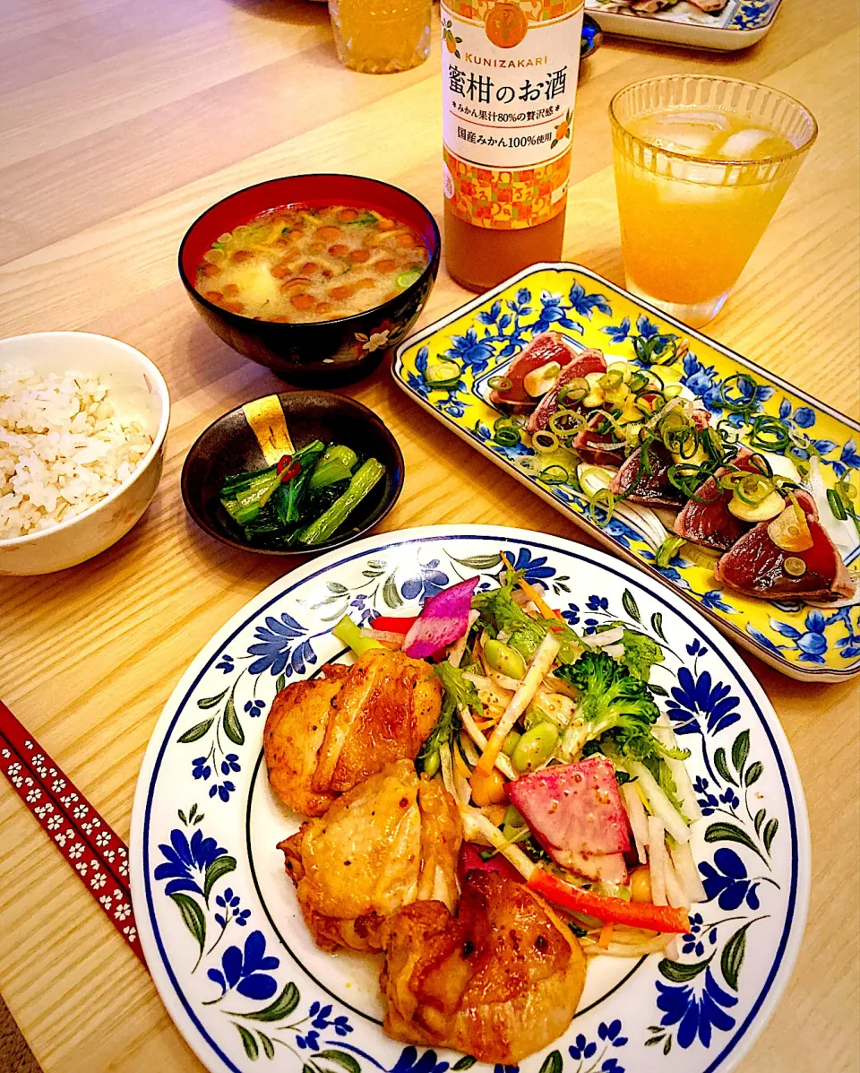 今日の夕食　ケイジャンチキン　鰹のタタキ　なめこ汁　小松菜の麺つゆ炒め　もち麦ごはん|ふわ猫はなちゃんさん