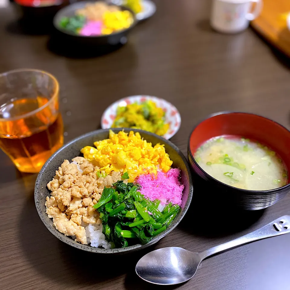 そぼろ丼　大根味噌汁　かぼちゃサラダ|ちぐあささん