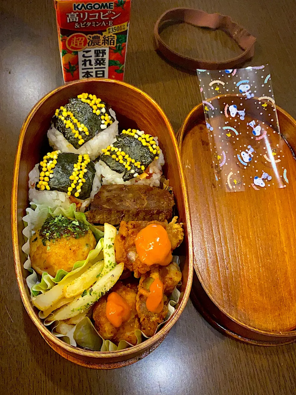 Snapdishの料理写真:お弁当🍱　鮭おにぎり🍙　チーズチップス海苔　ビーフステーキ　ガーリックフルーツソース　揚げタコ焼き　フライドチキン　オーロラ辛ソース　フライドポテト　クレイジーソルト　野菜ジュース|ch＊K*∀o(^^*)♪さん