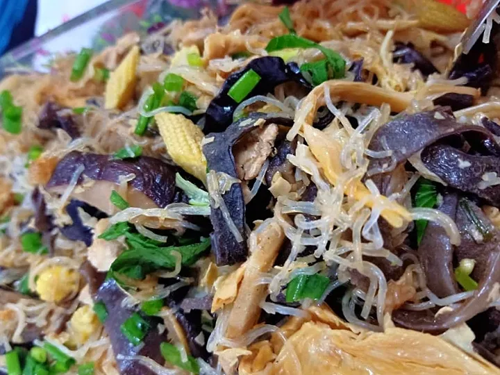 Snapdishの料理写真:Glass Noodle stir fry with Wood Ear fungus, Vege & Chicken|Harlina  (Malaysia)さん