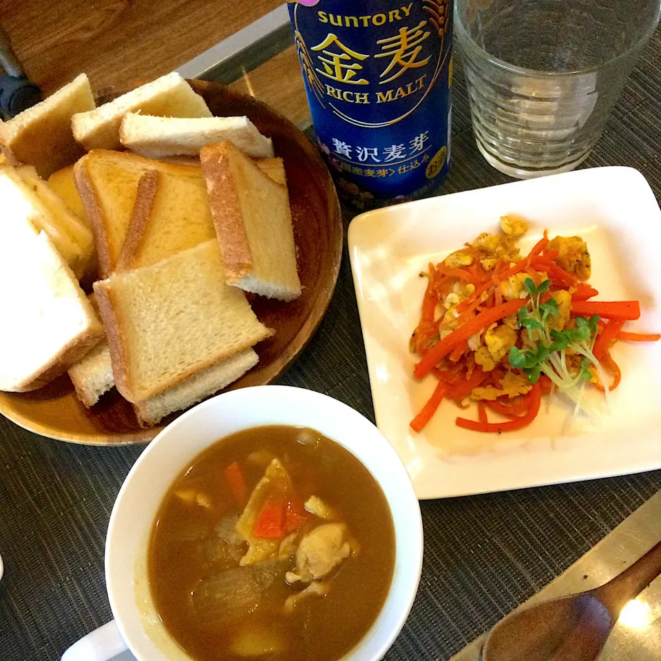 Snapdishの料理写真:2021年2月15日　男前美容師の手作り朝ごはん　カレー🍛につけパン🍞ニンジン🥕尻尻ビール🍺付けて😍|Booパパさん