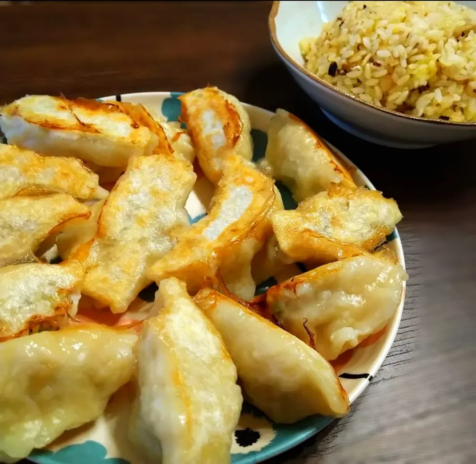 【中華定食風】
皮から手づくり餃子
塩昆布とたくあんの卵炒飯|chiroruさん