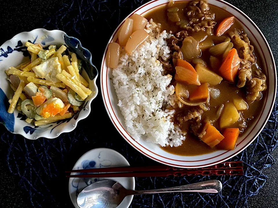 一人暮らしのお昼ごはん『カレーライス・マカロニサラダ』|emiさん