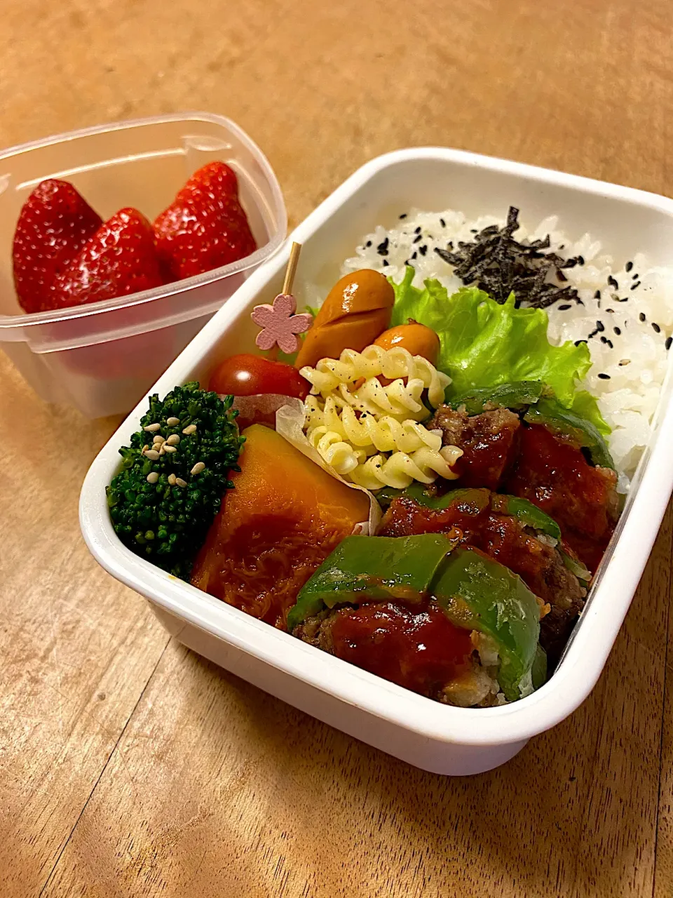 Snapdishの料理写真:ピーマン肉詰めのお弁当|Sakikoさん