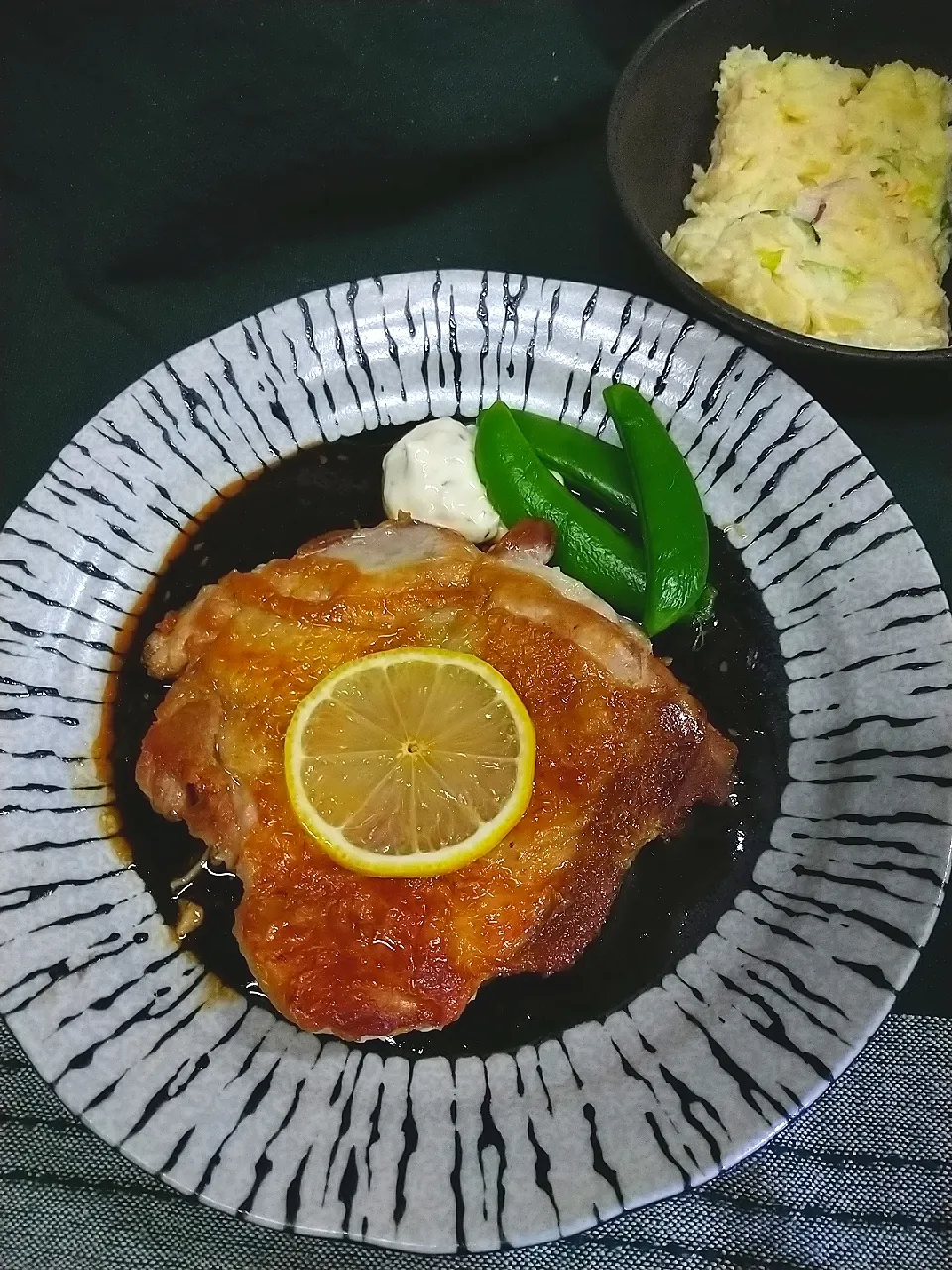 Snapdishの料理写真:鶏もも肉の皮目パリパリステーキ|cheryl_tasteさん