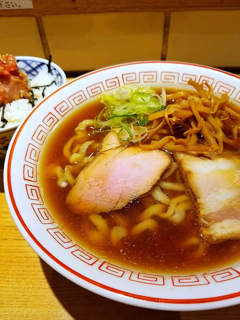 醤油ラーメン、とろたくごはん|nobさん