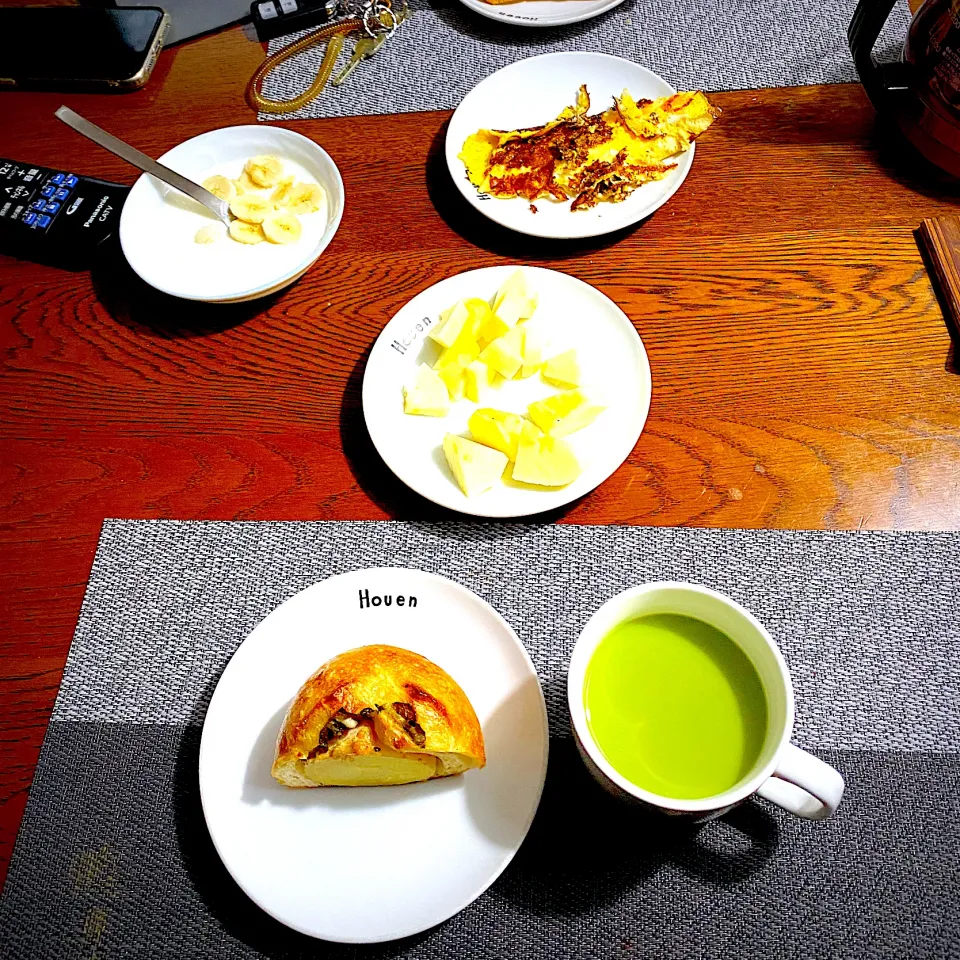 Snapdishの料理写真:2月 15日　朝ごはん　じゃがいもとツナのパン、抹茶ラテ、林檎|yakinasuさん