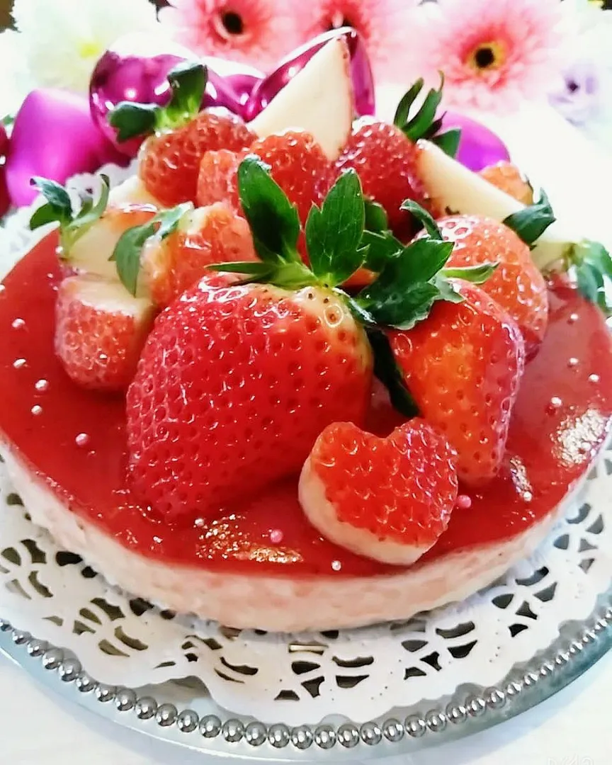 🍓イチゴのレアチーズケーキ🍓
　今年のバレンタインデー💝
旦那さんに手作りで、毎年あげてます。
チョコ🍫苦手なので、私が、好きなdessertで🍰　お雛様にもいいです♥|ERimanaさん