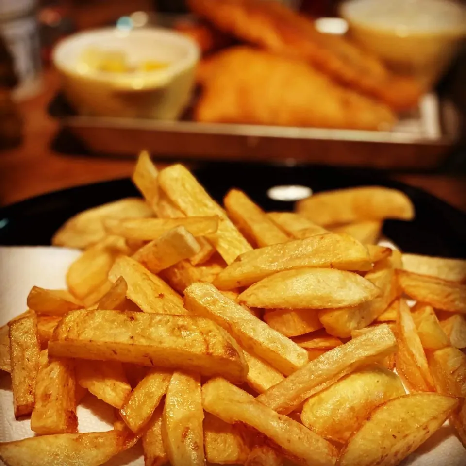 Memories of Growing Up in East Acton , West London , The Savoy Fish & Chip Shop 
Best fish and chips in a bag always with onion vinegar lol 😂 #fishanchips #fre|Emanuel Hayashiさん