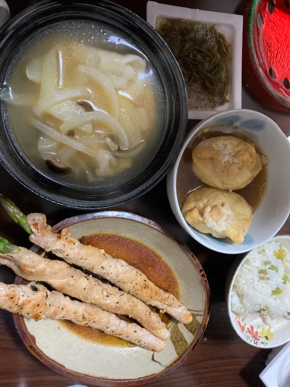 Snapdishの料理写真:2月15日晩ご飯。豆ご飯、アスパラの肉巻き、ふくろ煮、納豆めかぶ、餃子スープ。|あやさん