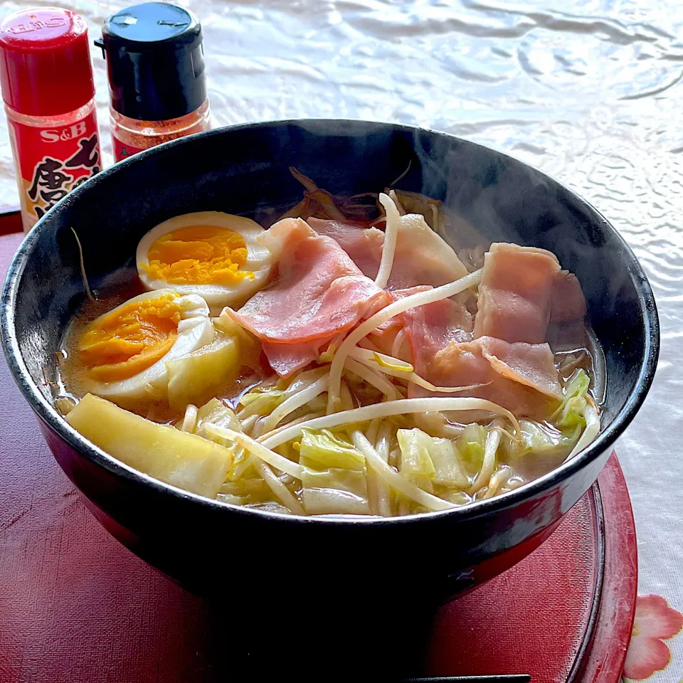 サッポロ一番みそラーメンに炒めたモヤシ、白菜、そしてベーコンを入れて、ゆで卵をトッピングしてみた！|ひろゆきさん