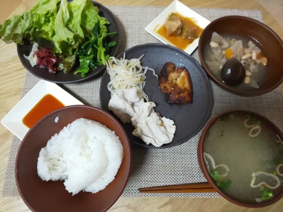 白飯
わかめの味噌汁
ポークステーキ
温豚しゃぶ
豚肉と白ネギの甘煮
人参とレンコンと椎茸と大豆の煮物
ほうれん草の塩ゆで
ちぎりレタスの海藻サラダ|あぎふぁんさん