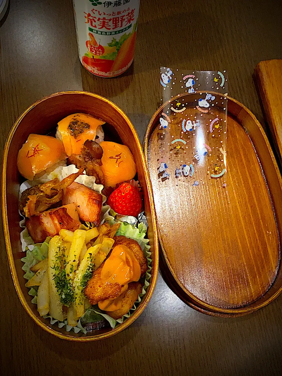 Snapdishの料理写真:お弁当🍱　スモークサーモンおむすび　バジルソース　レモンペースト　糸唐辛子　焼き海苔カップ　帆立ロースト　抹茶七味唐辛子　焼きベーコン　干し蛸　フライドチキン　オーロラ辛ソース　フライドポテト　クレイジーソルト　青海苔　苺　野菜ジュース|ch＊K*∀o(^^*)♪さん