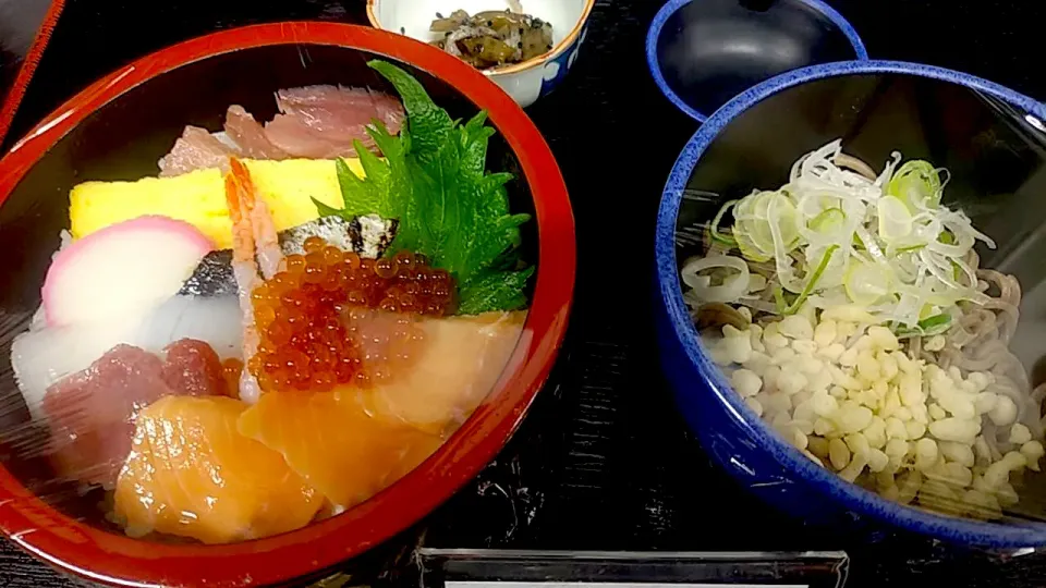 Snapdishの料理写真:生ちらし丼＆半そばセット|nyama1さん