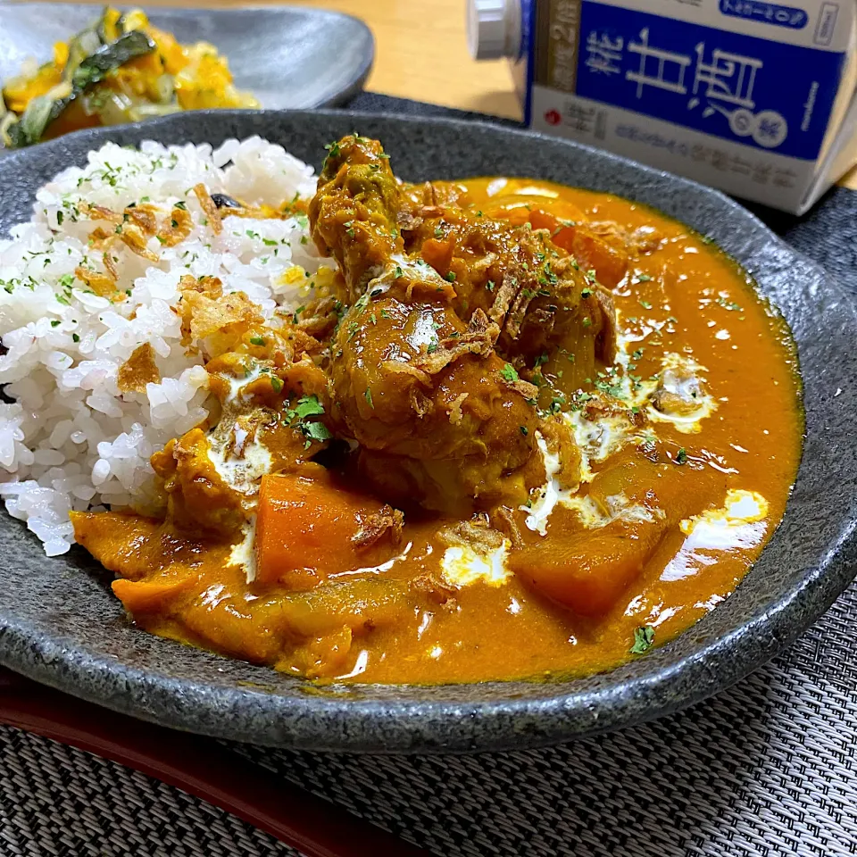 Snapdishの料理写真:志野さんのコンソメいらないよ〜                                     鶏手羽元のカチャトーレ(鶏肉のトマト煮)からのバターチキンカレー🍛|sakurakoさん