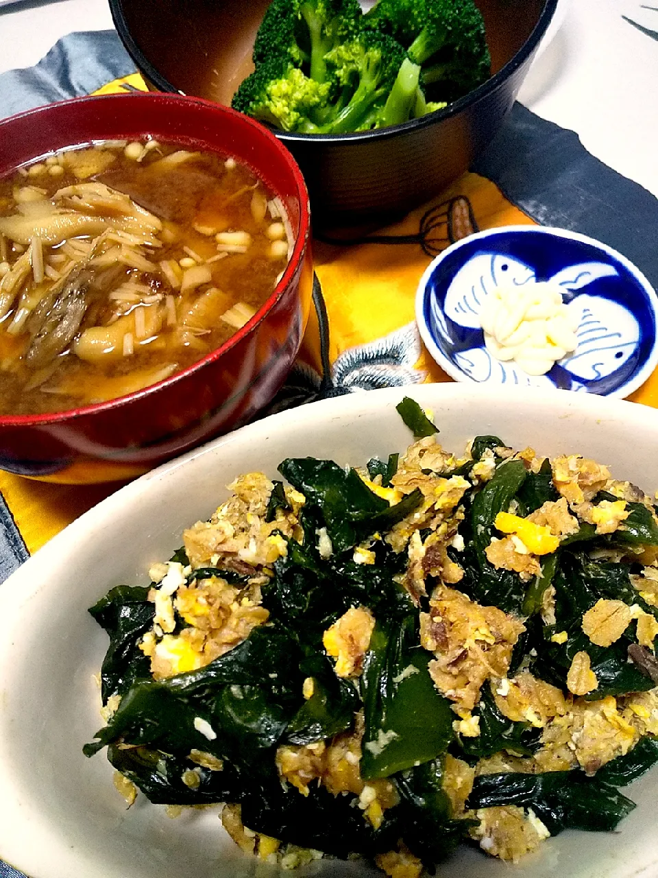 Snapdishの料理写真:今日のお昼
※サバ缶とわかめのオートミール炒飯
※きのこのお味噌汁
※ブロッコリー|れあMIXさん