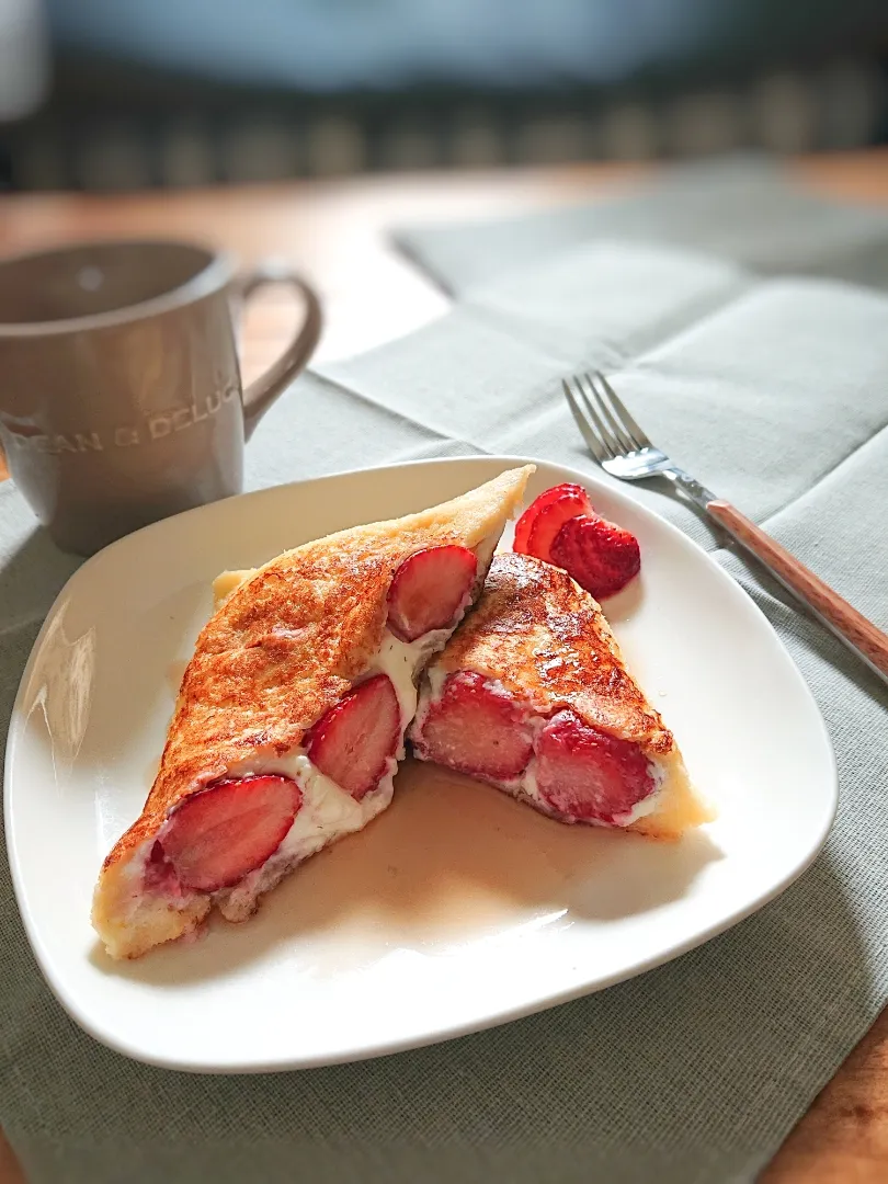 まるごといちご🍓のフレンチトースト|ぶりてりあさん