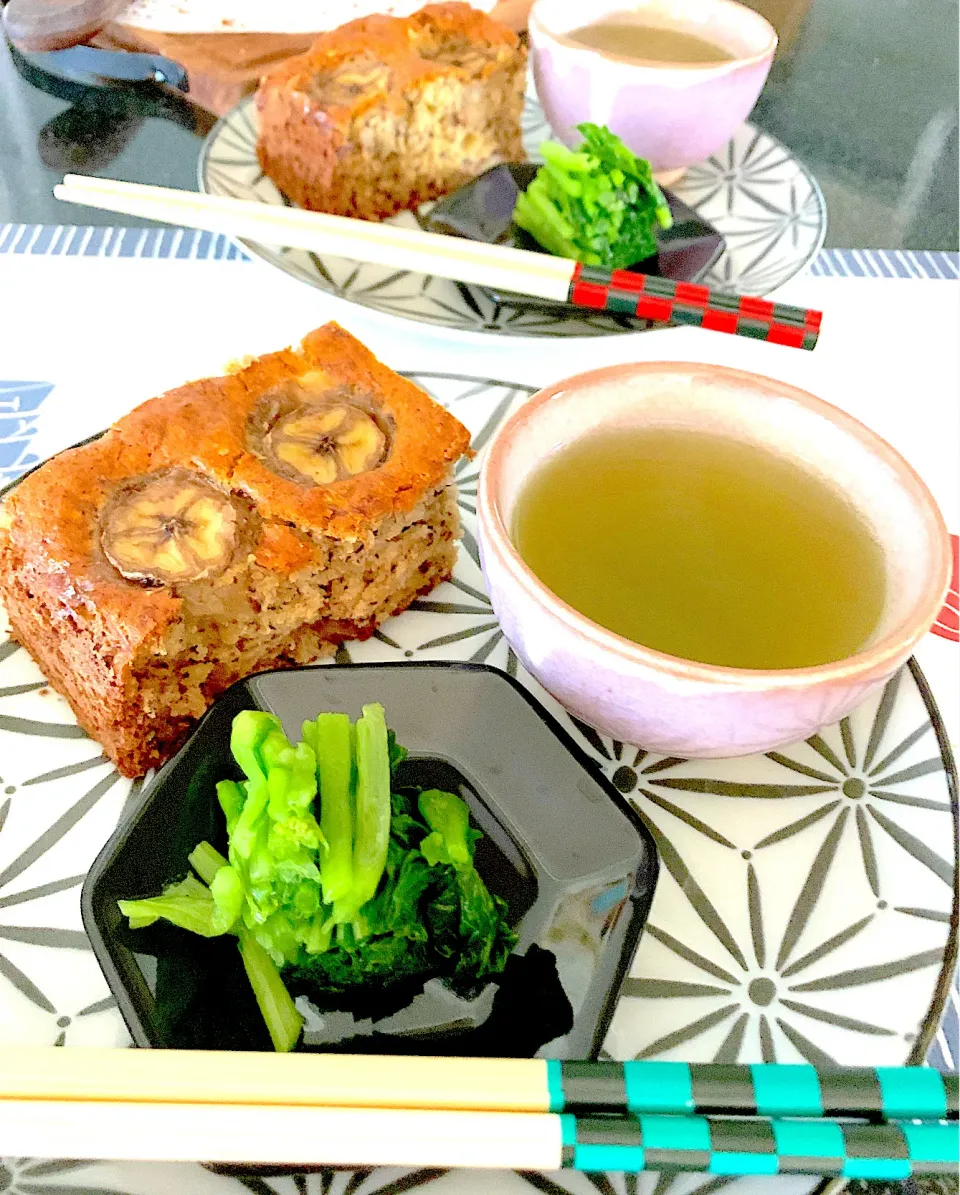 Snapdishの料理写真:きび砂糖を使ったバナナケーキお茶うけは故郷の水掛け菜の漬物|シュトママさん