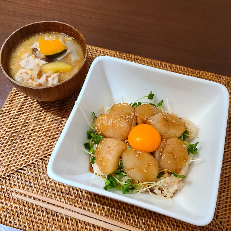 Snapdishの料理写真:ほたての漬け丼と根菜たっぷり豚汁|crew kitchen✈️さん