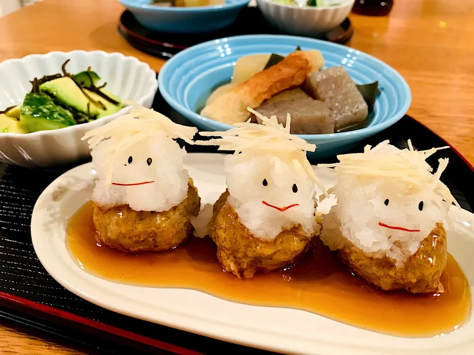 ハンバーグ三兄弟♡我が家の晩ごはん🍚ハンバーグにおろしと針生姜のっけたら顔つけたるなるーー🥸ポン酢とろーりあんです❣️ あとはおでん🍢|いちごさん