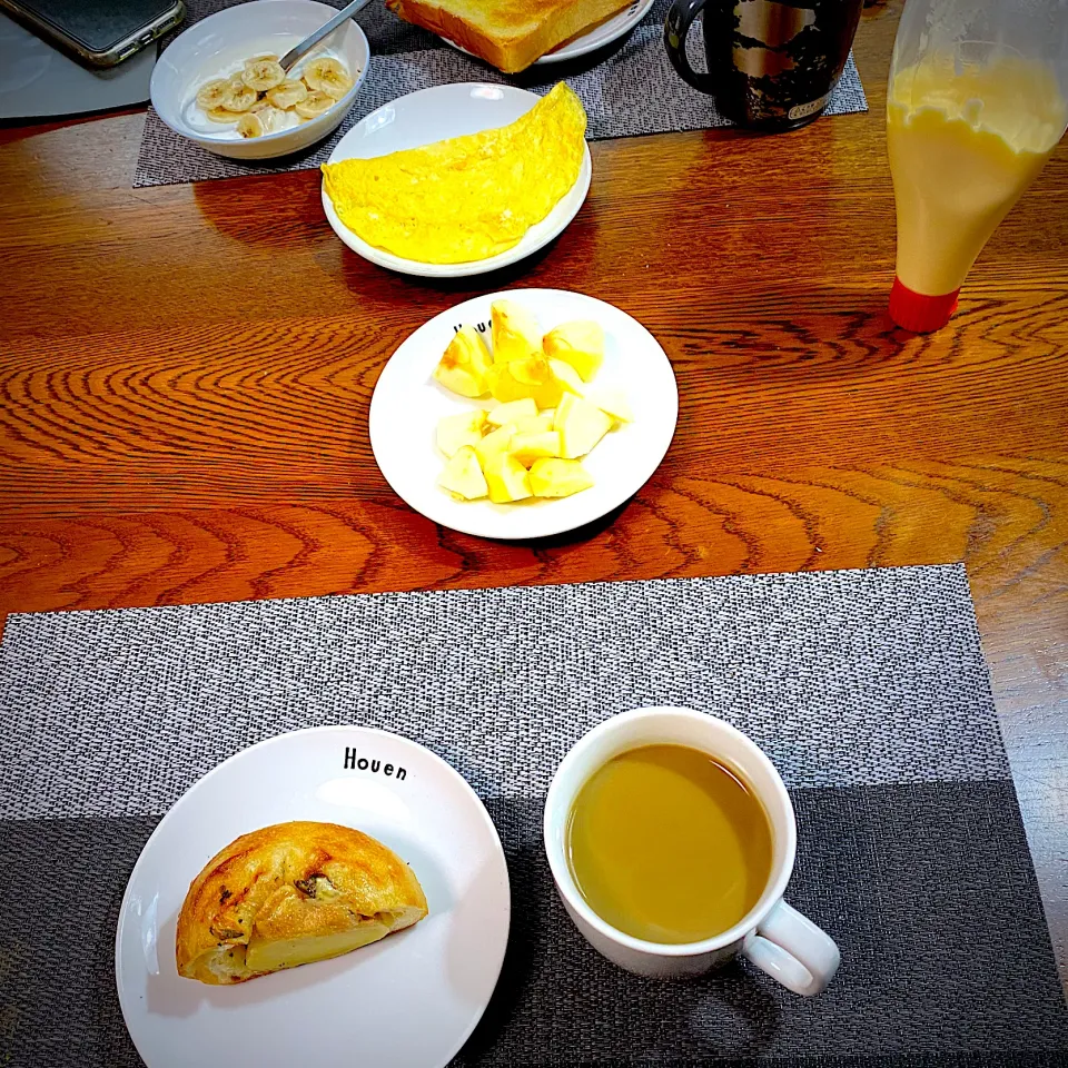 Snapdishの料理写真:2月16日　朝ごはん　じゃがいもとツナマヨパン、ほうじ茶ラテ、林檎|yakinasuさん