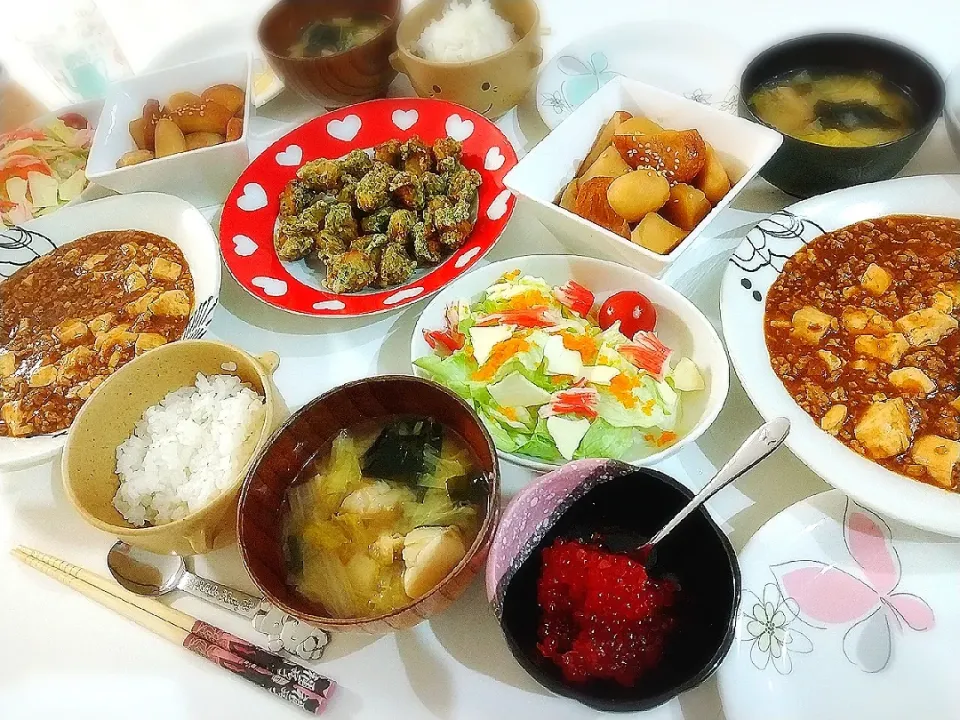 Snapdishの料理写真:夕食(*^^*)
麻婆豆腐
ベビーホタテの磯辺揚げ
里芋とさつま揚げの煮物
生サラダ(レタス、カニカマ、チーズ、とびっこ)
お味噌汁(鱈、白菜、油揚げ、ワカメ)|プリン☆さん