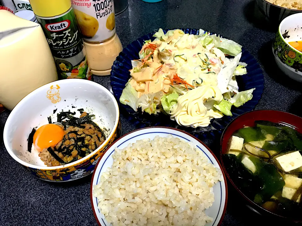 Snapdishの料理写真:夕飯するの忘れてたw そんなわけで遅い時間なのでお腹に優しいものシリーズで #夕飯　ロウカット玄米、黄身納豆、レタスポテサラ、豆腐わかめ昆布味噌汁|ms903さん