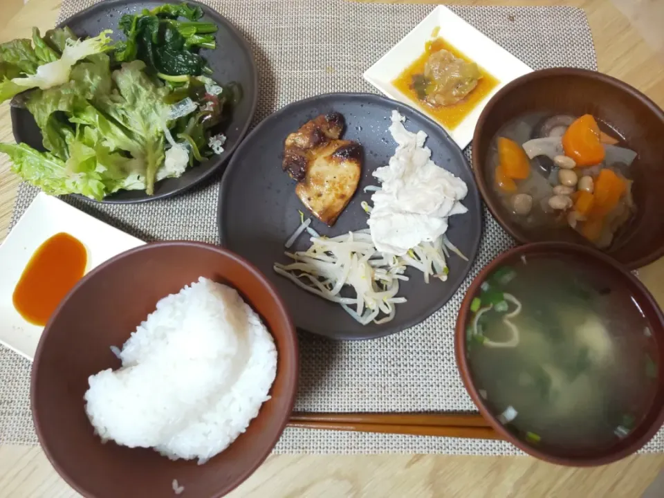 白飯
わかめの味噌汁
ポークステーキ
温豚しゃぶ
豚肉と白ネギの甘煮
人参とレンコンと椎茸と大豆の煮物
ほうれん草の塩ゆで
ちぎりレタスの海藻サラダ|あぎふぁんさん