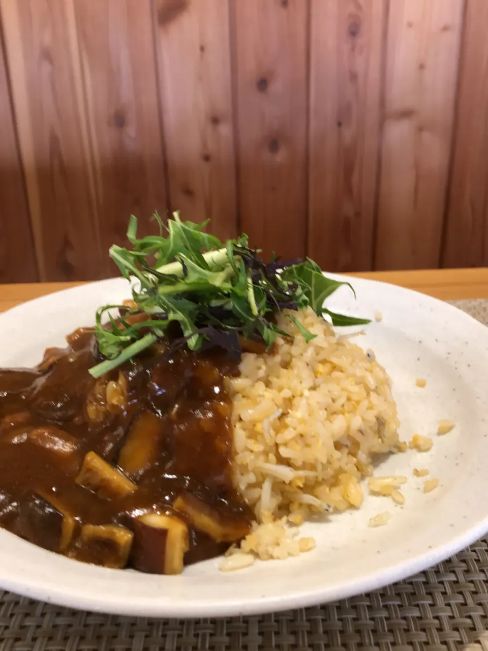 今日の賄いはしらす炒飯の上に原木椎茸カレーをかけてみました(^ ^)|bontaさん