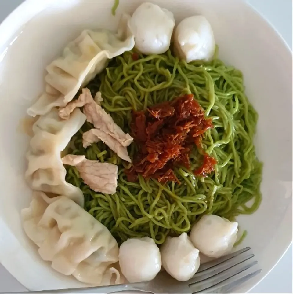 Snapdishの料理写真:Spinach noodles + fishballs + chicken gyoza|🌷lynnlicious🌷さん