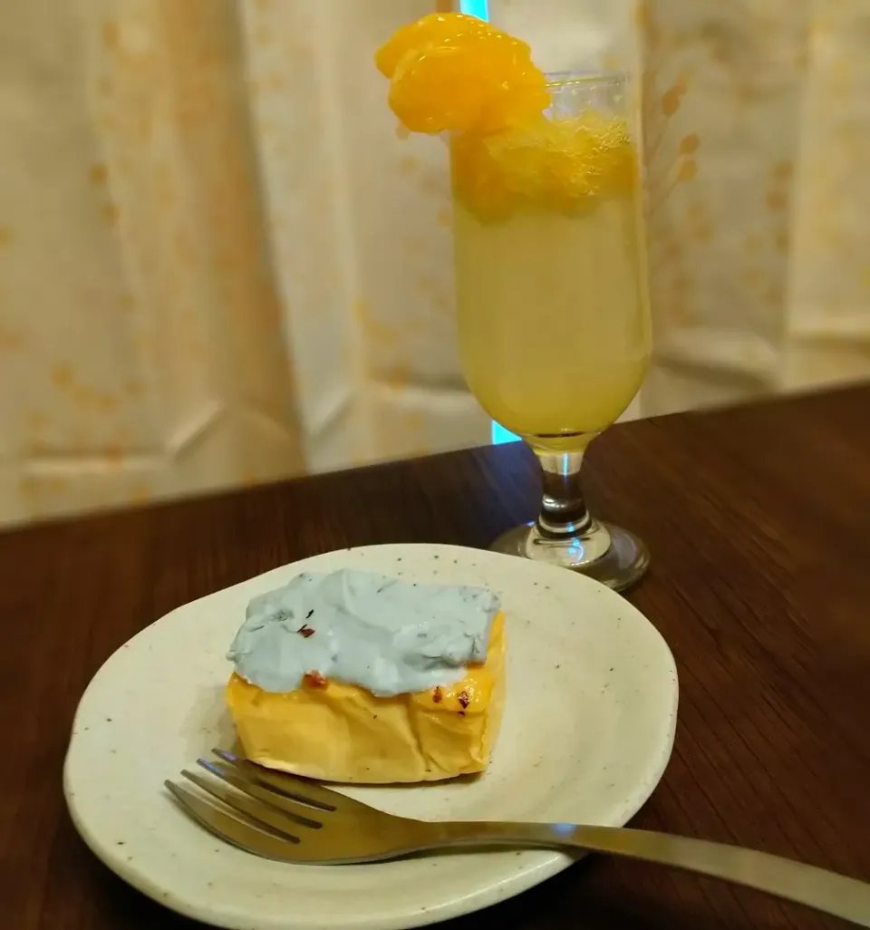 【おうちカフェ】
はっさくのソーダ
ヨーグルトでしっとりチーズケーキ|chiroruさん