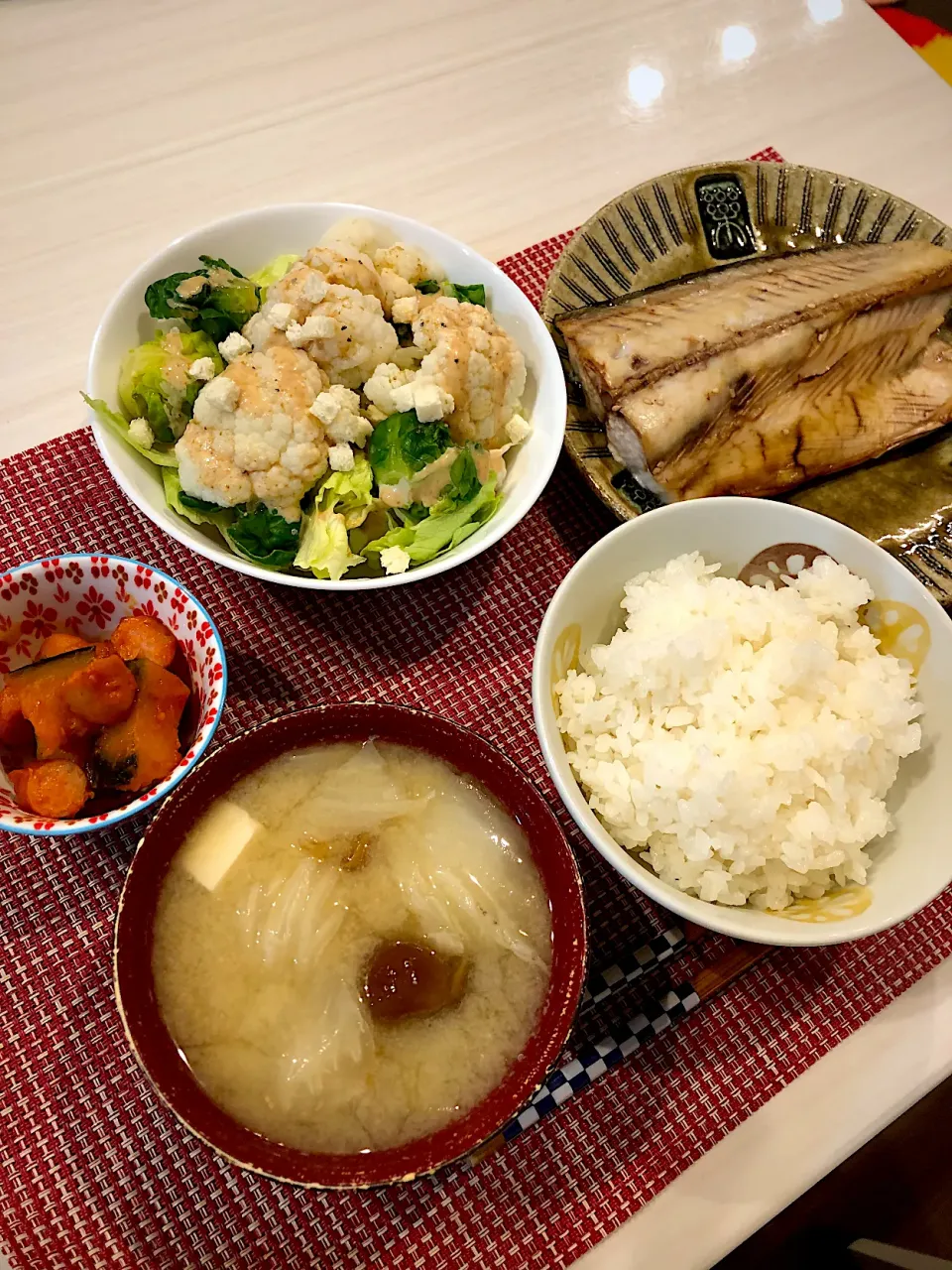 Snapdishの料理写真:干物　なめこの味噌汁　かぼちゃとウィンナーのケチャップ炒め　カリフラワーのサラダ|キヨさん