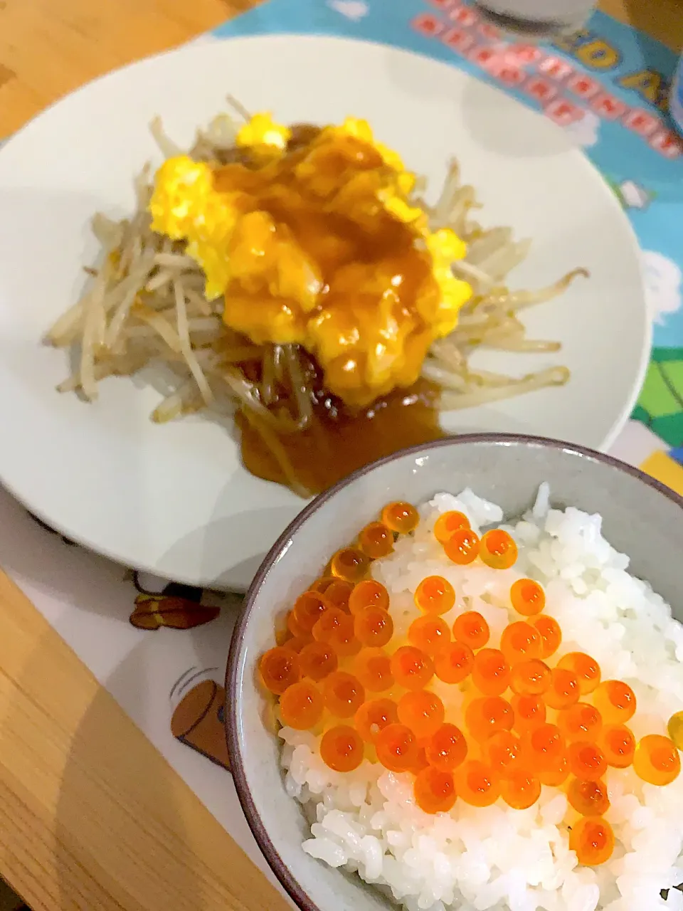 Snapdishの料理写真:いくらごはん&もやしの玉子中華あんかけ|ぺろたんさん