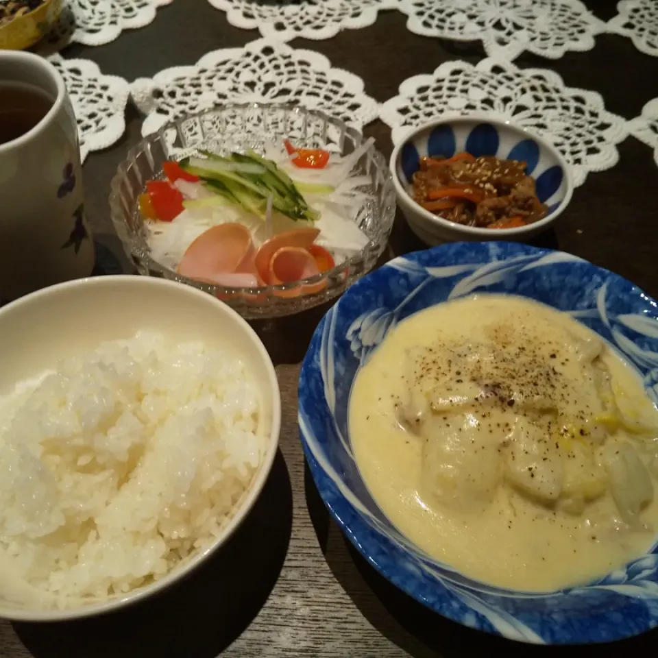 Snapdishの料理写真:白菜と豚肉のクリーム煮
大根サラダ
きんぴらこんにゃく|しぃさん