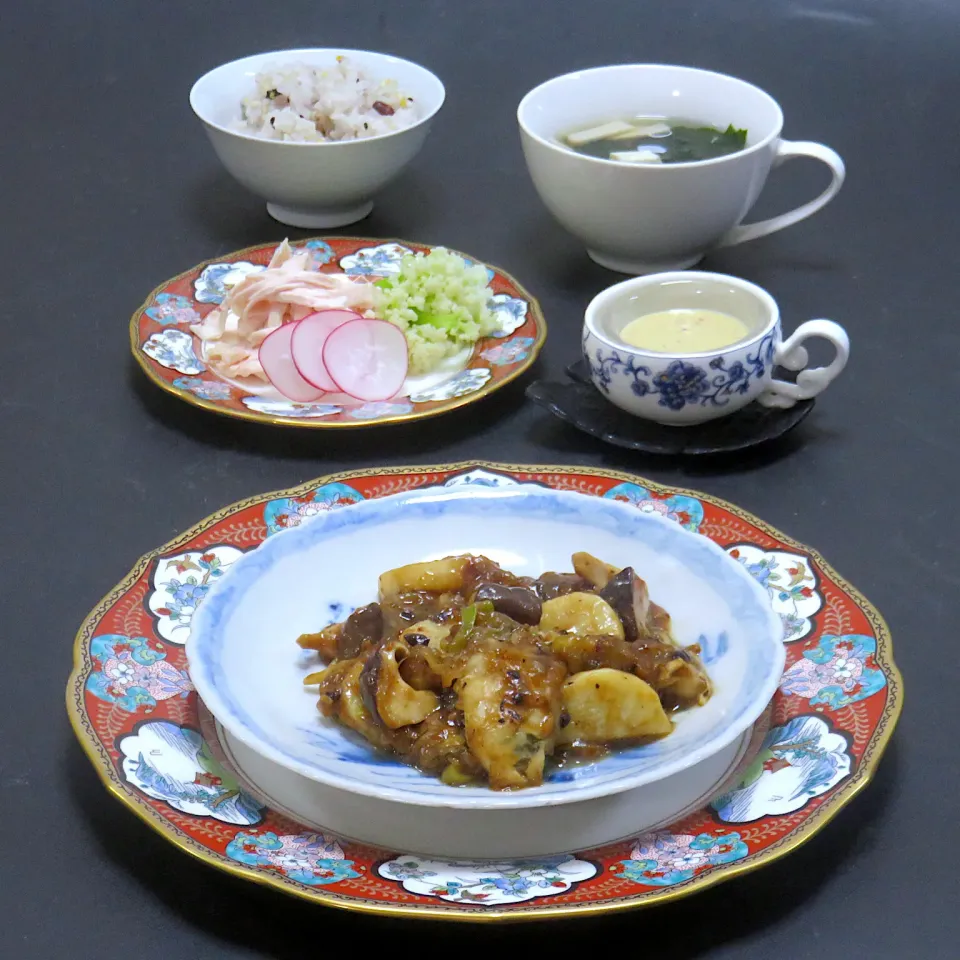 今晩は、牡蠣と長芋の豆豉炒め、しっとり蒸し鶏とカリフローラの棒棒鶏風サラダ、わかめと豆腐の鶏ガラスープ、雑穀ご飯|akazawa3さん