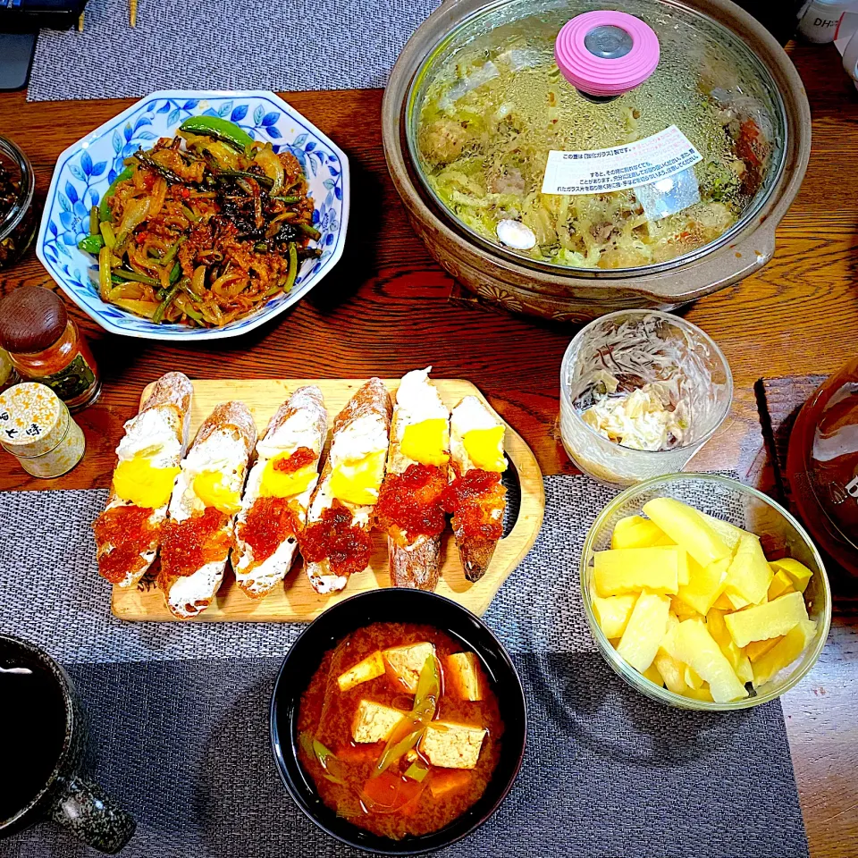 牛肉とニンニクの芽の炒め物、豆腐とネギの味噌汁、ブルスケッタ、常備菜、漬物|yakinasuさん