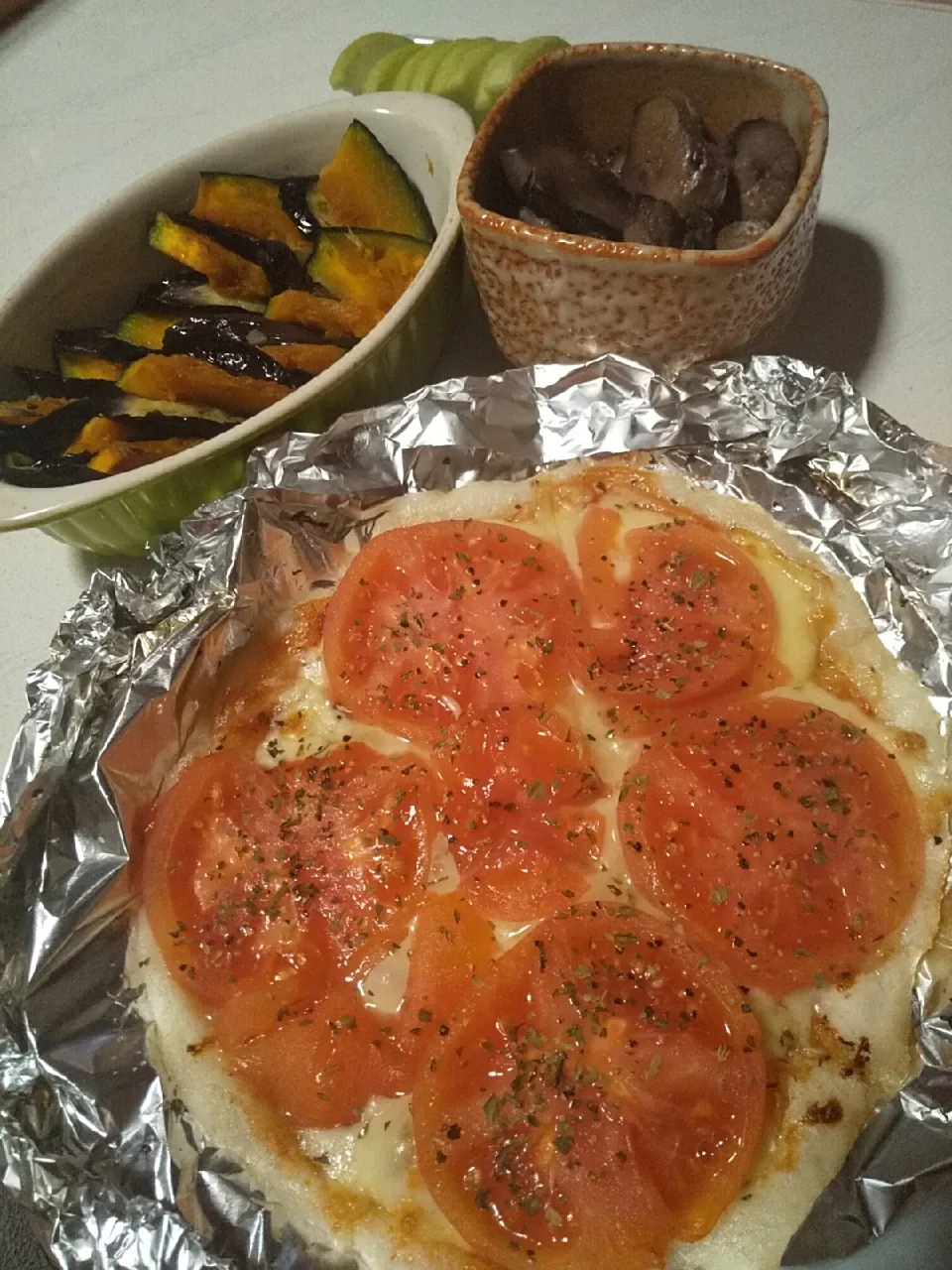 今日の晩御飯
※フレッシュトマトでマルゲリータ風お餅ピザ
※かぼちゃと茄子のマリネ
※鶏レバーの甘辛煮
※大根糠漬け
※焼酎ハイボール|れあMIXさん