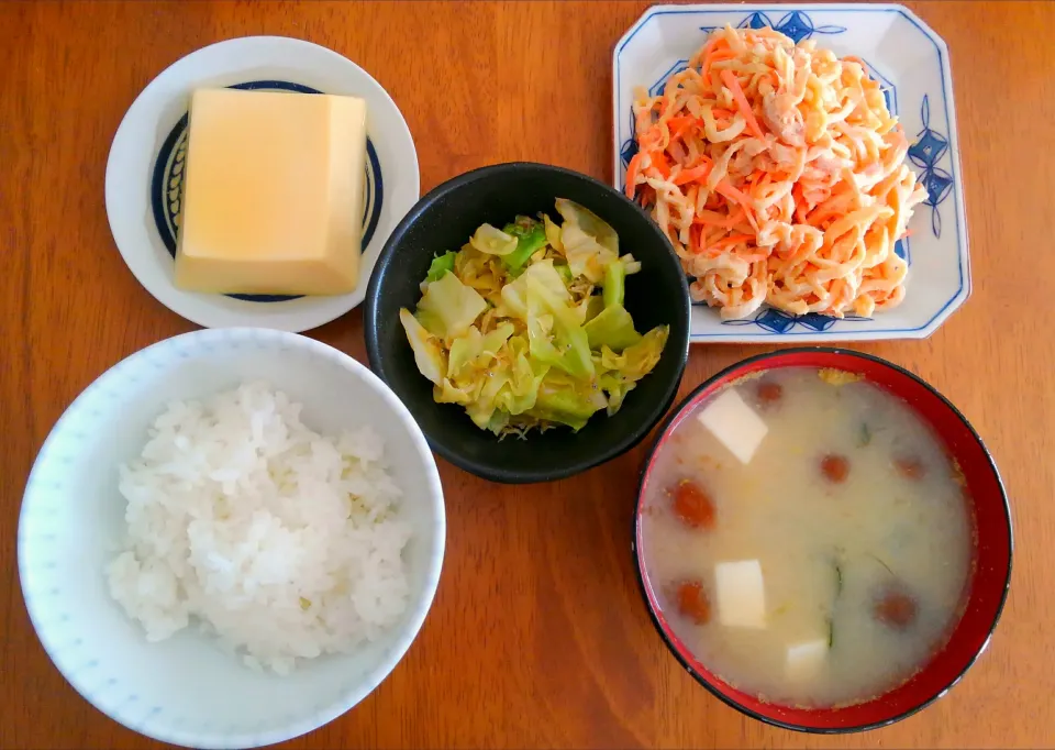 ２月１３日　ツナと切り干し大根のサラダ　揚げじゃこキャベツ　たまご豆腐　なめことわかめのお味噌汁|いもこ。さん