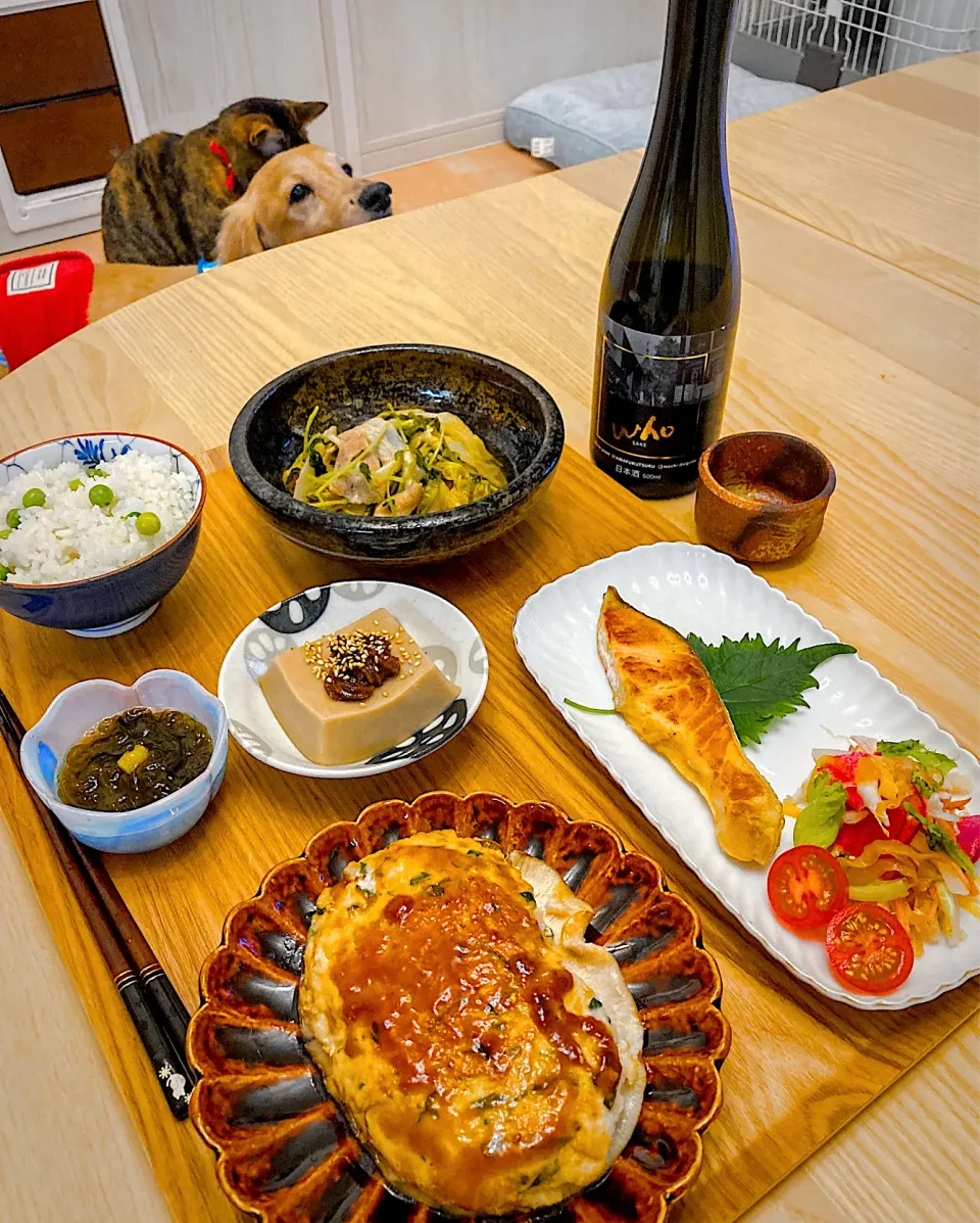 今日の夕食　巨大椎茸の肉詰め　焼き塩鮭　豚と白菜と豆苗の蒸し煮　中華くらげサラダ　　　胡麻豆腐の胡麻くるみ味噌　柚もずく酢　豆ごはん|ふわ猫はなちゃんさん