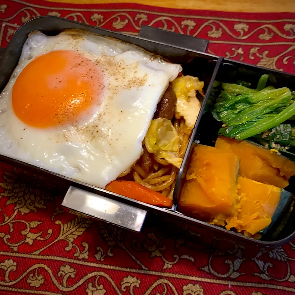 ほうれん草の胡麻和えと、南瓜の煮物と、焼きそばの目玉焼き乗せ弁当|もえさん