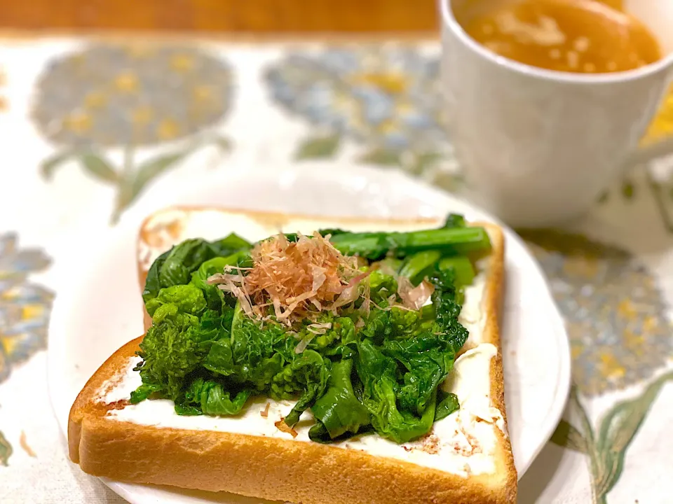 菜の花のおひたしとクリームチーズの和風トースト🥪|まめすけ。さん