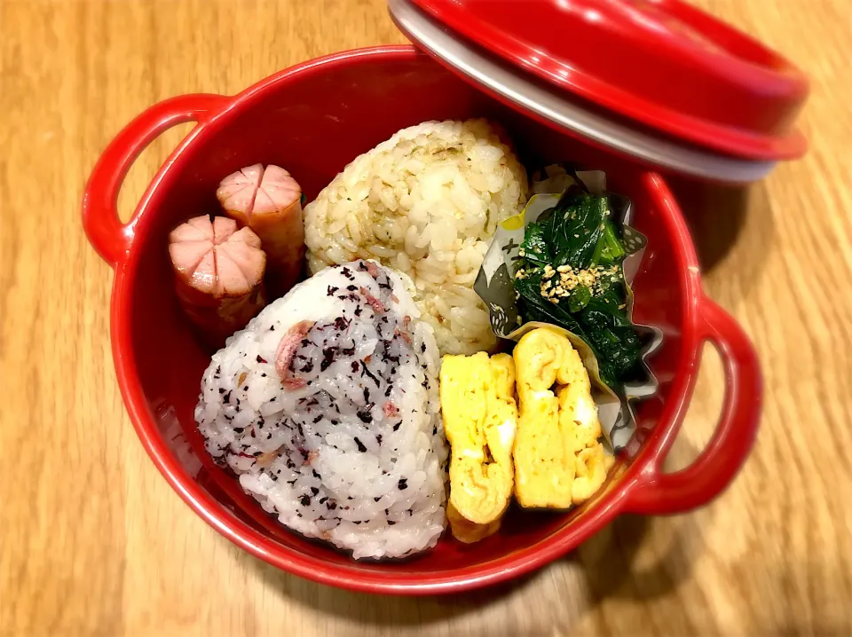 小食サラ弁　　　　　　　　　　　　　　　　おにぎり　卵焼き　ほうれん草胡麻和え　ウインナー|じゅんさんさん