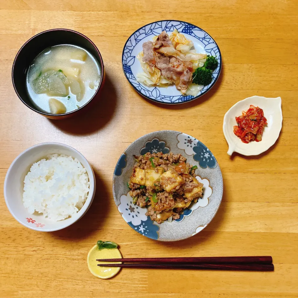 Snapdishの料理写真:麻婆厚揚げ豆腐と豚バラとキャベツの　ラー油ポン酢🥬|ちゃみこさん