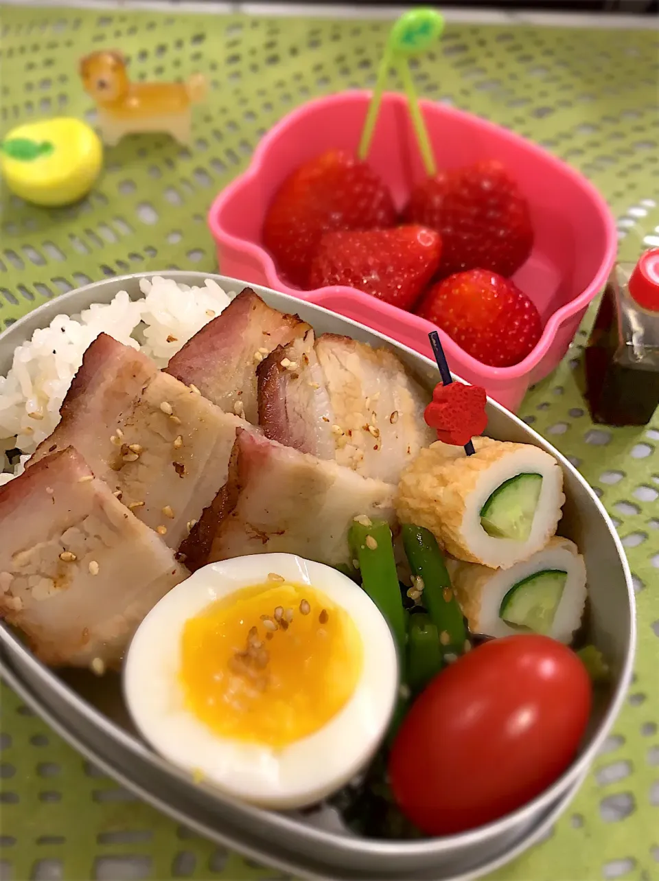 Snapdishの料理写真:焼き豚弁当🍱鯛ちくきゅうり🥒は昭和からの伝統食🤣|佳の弁さん