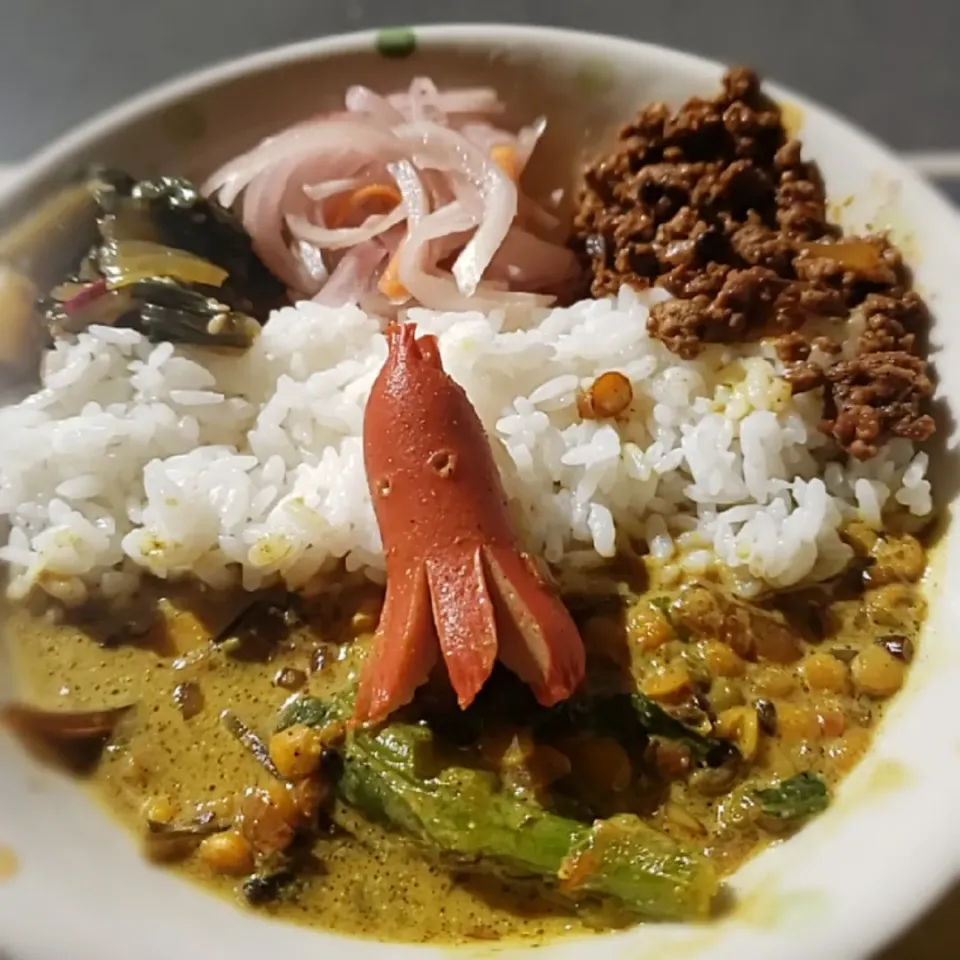 菜の花のミックスダルーカレーと牛キーマのあいがけカレーwithタコさんウインナー🐙|ふじわらたくやさん