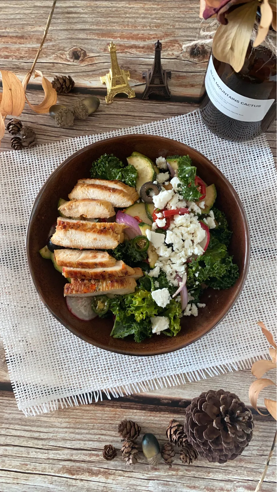 Greek Salad with grilled spicy breast chicken|Natchy🦋さん